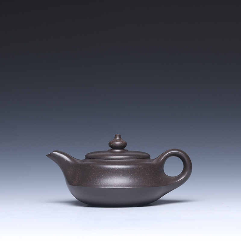  p>孙永才,1984年生于陶都宜兴,中国工艺美术学会会员,中国紫砂协会