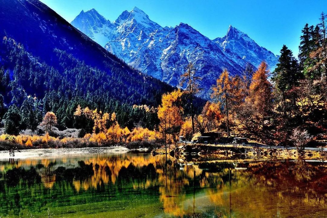 景区内,是 a target="_blank" href="/item/海螺沟五绝/4342736" data