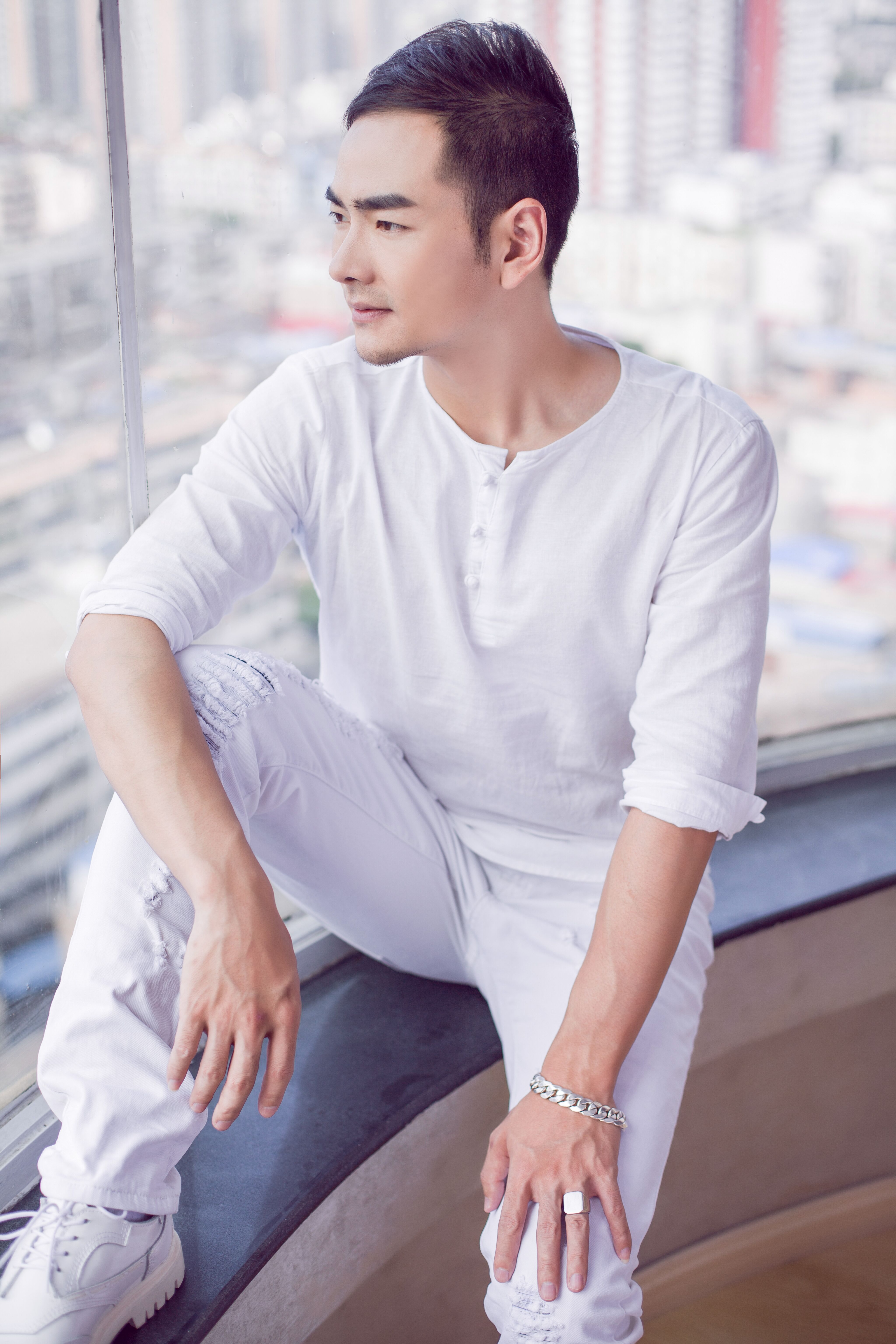  p>王鹏,1985年9月11日出生于西安,中国内地男歌手,音乐人.