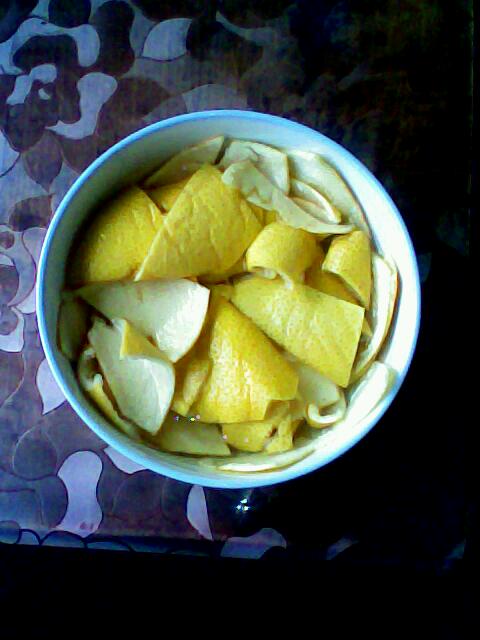 制作原料主要有柚子皮,白糖,盐