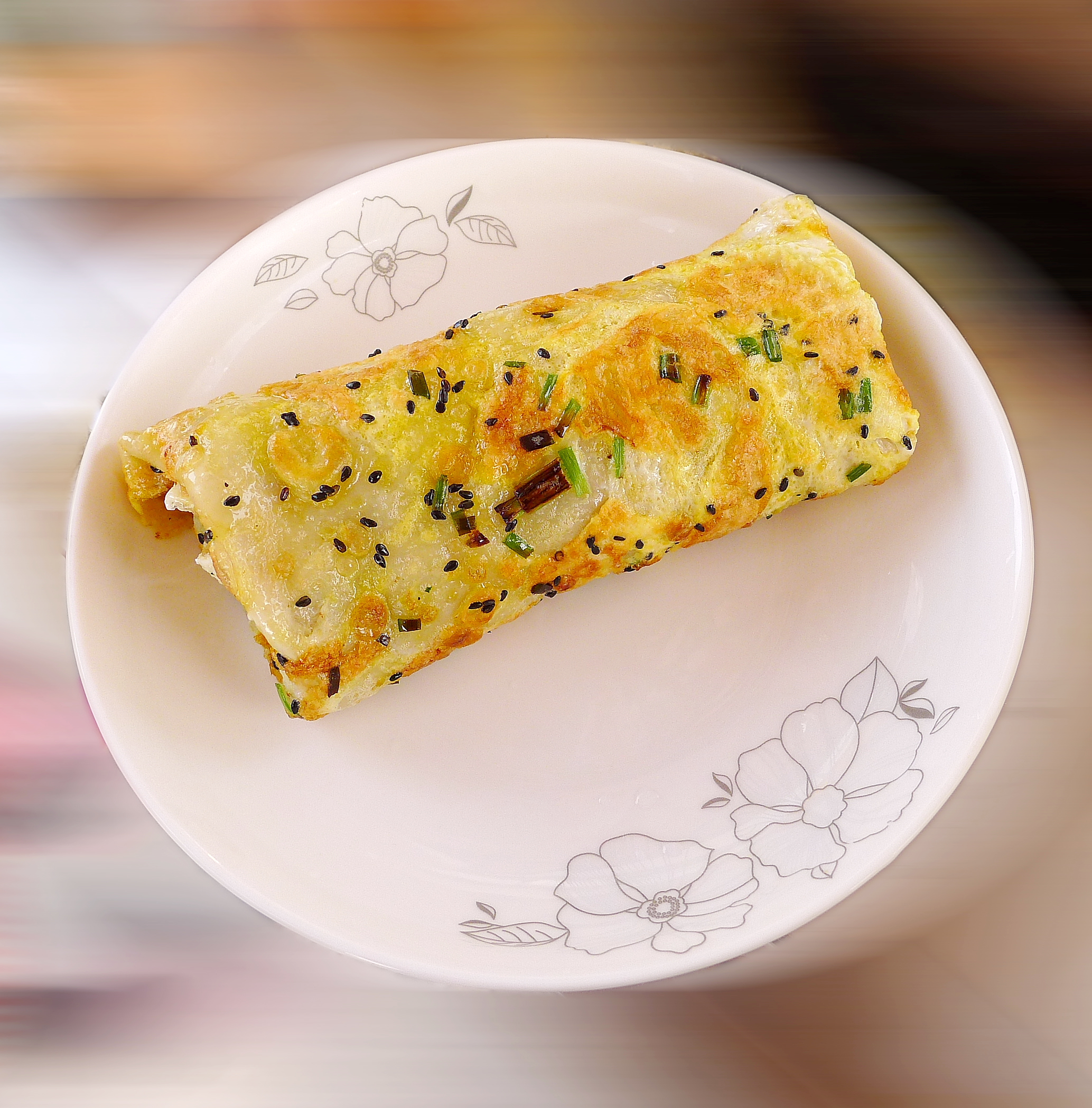  p>鸡蛋饼是由新鲜的鸡蛋,优质面粉,淀粉,食用盐,鸡精,葱,油,火腿肠等