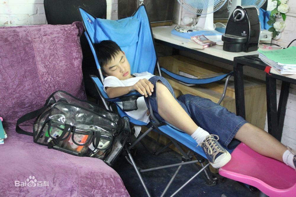  p>郑伟,2000年12月18日出生于北京市,中国内地影视男演员,就读于南京