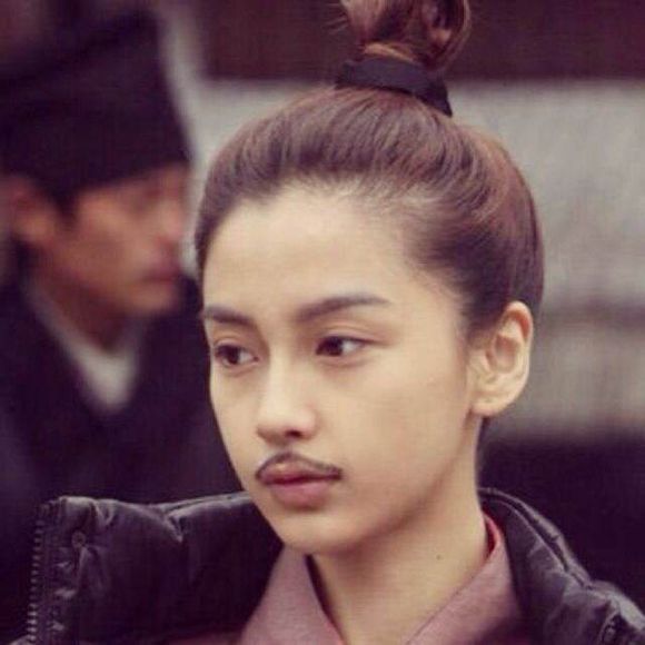 女扮男装