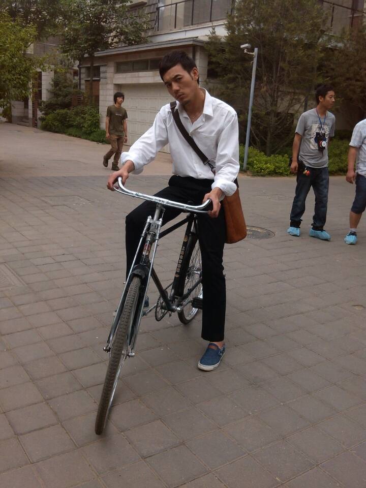  p>何盛东,现用名何沛东.重庆人,中国内地青年演员.