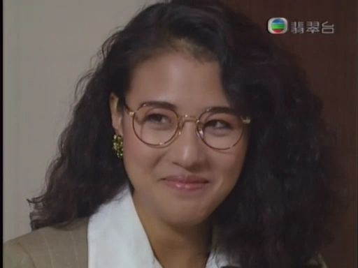 落选,同年参加无线第一期艺员训练班出道,并参演个人首部电视剧《 a