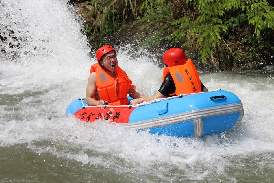  p>黄金谷漂流景区位于浙江省 a target="_blank" href="/item/遂昌">