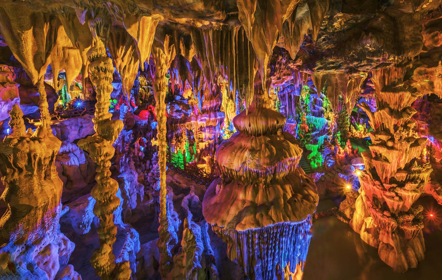  p data-id="gnb1ts455f">中华洞天旅游景区,位于 a target="_blank"