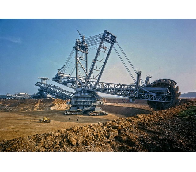  p>斗轮式挖掘机(也斗轮挖掘机或轮斗挖掘机)是