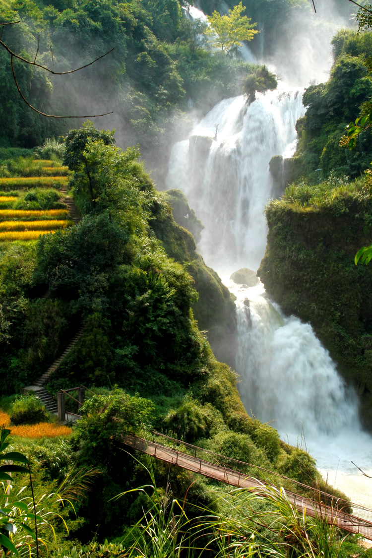  p>三腊瀑布位于文山州广南县八宝镇东20公里处的三腊村附近,由八宝河