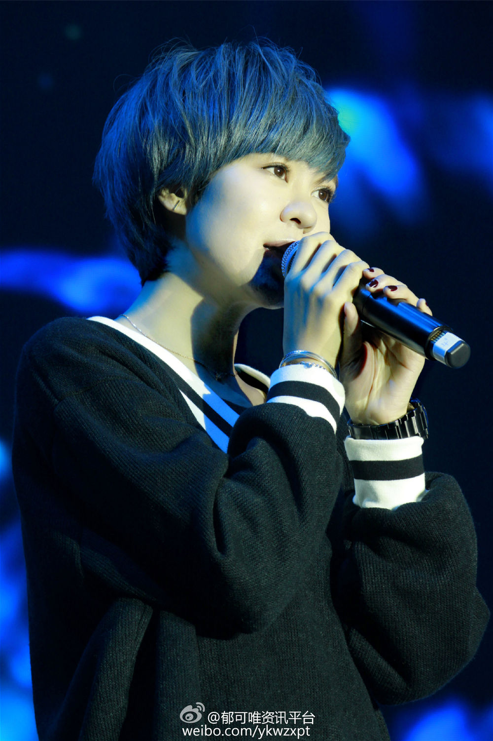 原名郁英霞,1983年10月23日出生于四川省成都市,中国内地流行乐女歌手