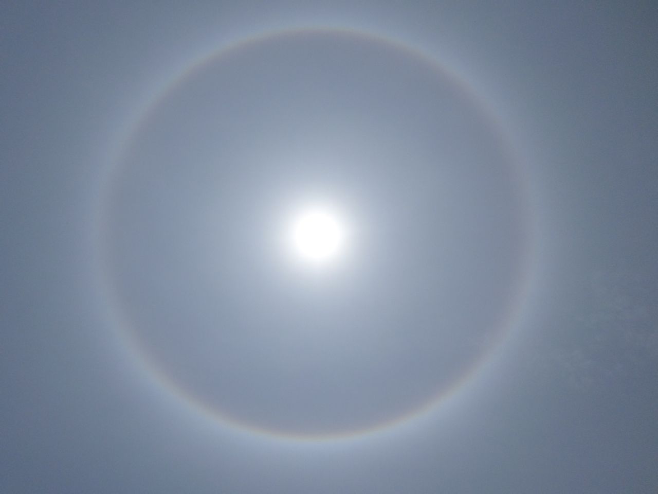  p>日晕,又叫圆虹,一种 a target="_blank" href="/item/大气光学现象