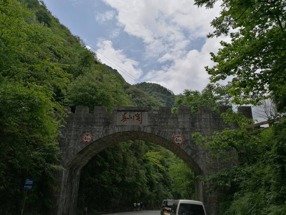  p>娄山关亦称太平关,原名娄珊关,娄关,后称 a