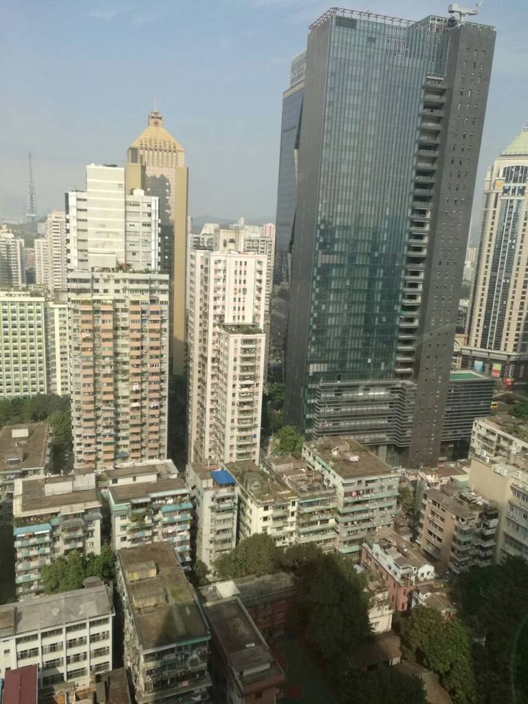  p>北京广州大厦 坐落于繁华的西单商业区内,周围商厦林立.