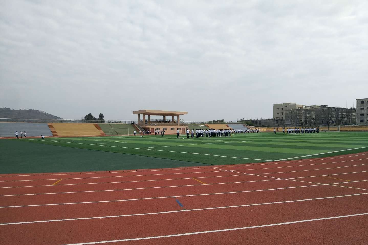  p>林启恩纪念中学是由印尼爱国华侨 a href="#" data-lemmaid="