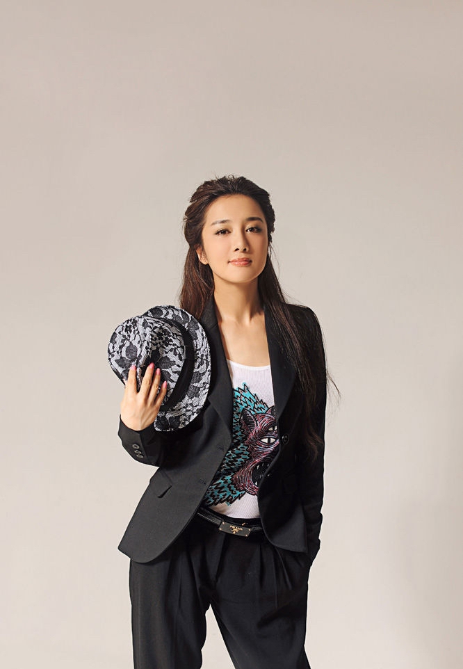  p>李依晓 i>(原名李烁), /i>1983年2月2日出生于辽宁省锦州市,毕业于