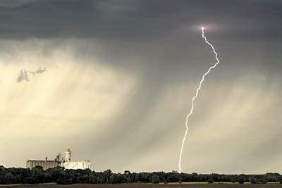  p>雷阵雨(thundershowers)是一种伴有雷电的 a target="_blank" href