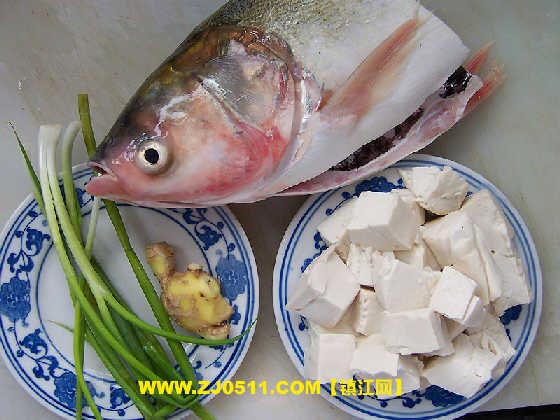  p data-id="gnyx64iot7">砂锅鱼头豆腐是浙江省杭州市的一道特色名菜