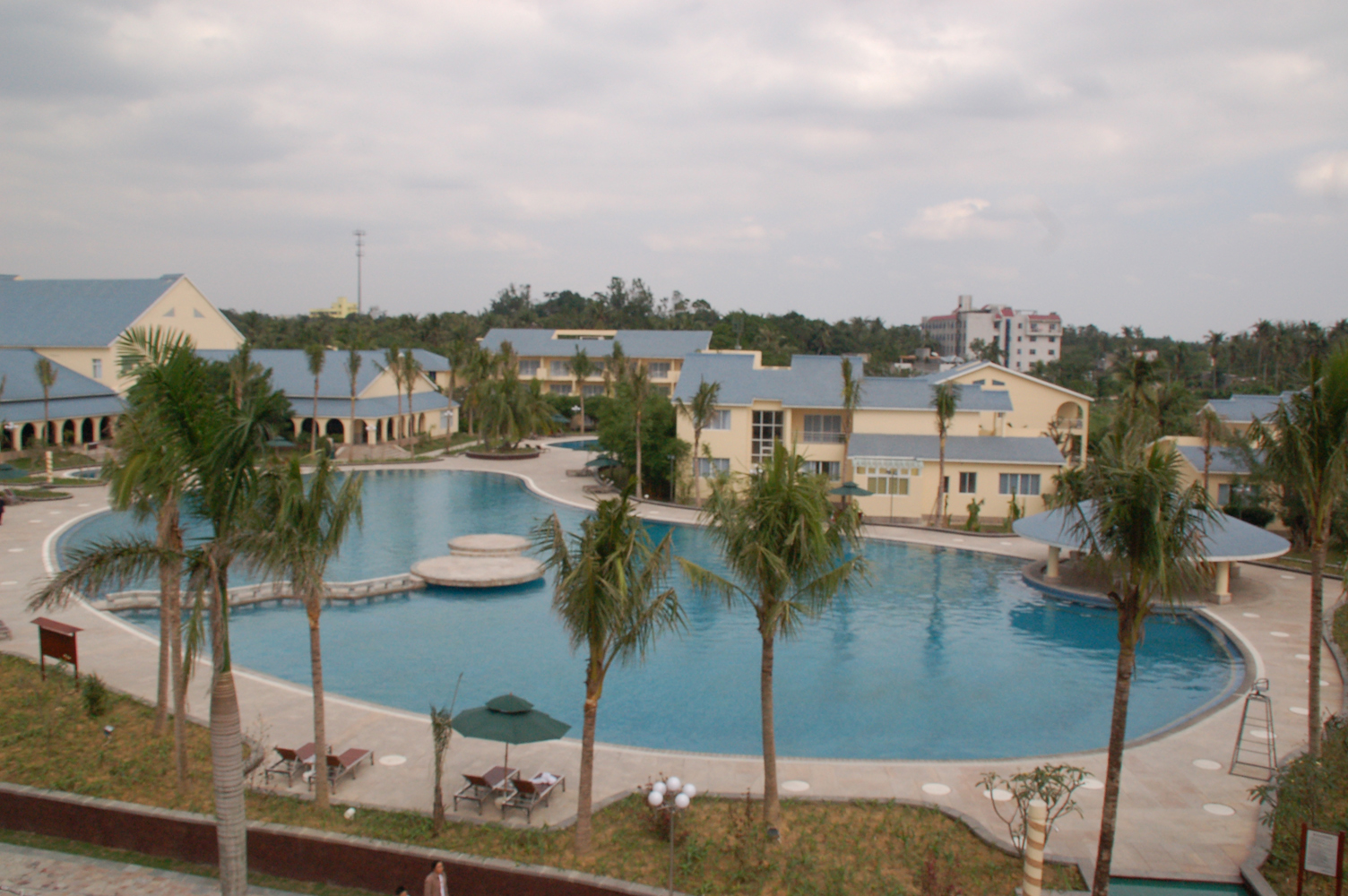 官塘温泉位于海南省琼海市白石岭山脚下,距