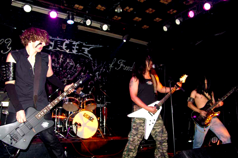 target="_blank" href="/item/重金属">重金属 /a>/鞭击金属乐队"地狱