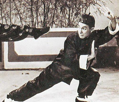  p>关德兴(1905年6月27日 -1996年6月),中国香港影视演员.