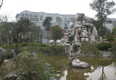  p>原野花园位于松江新城核心区域内,小区东,南紧邻横泾港,西至文涵路