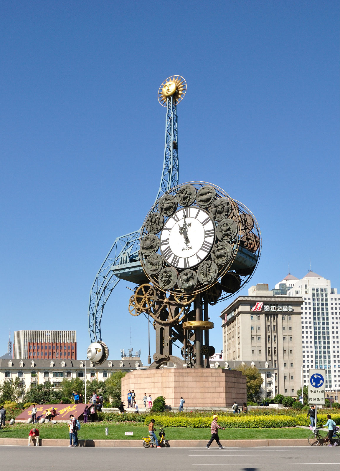  p>世纪钟是天津市为迎接新世纪,在天津站前广场建造的大型标识性城雕