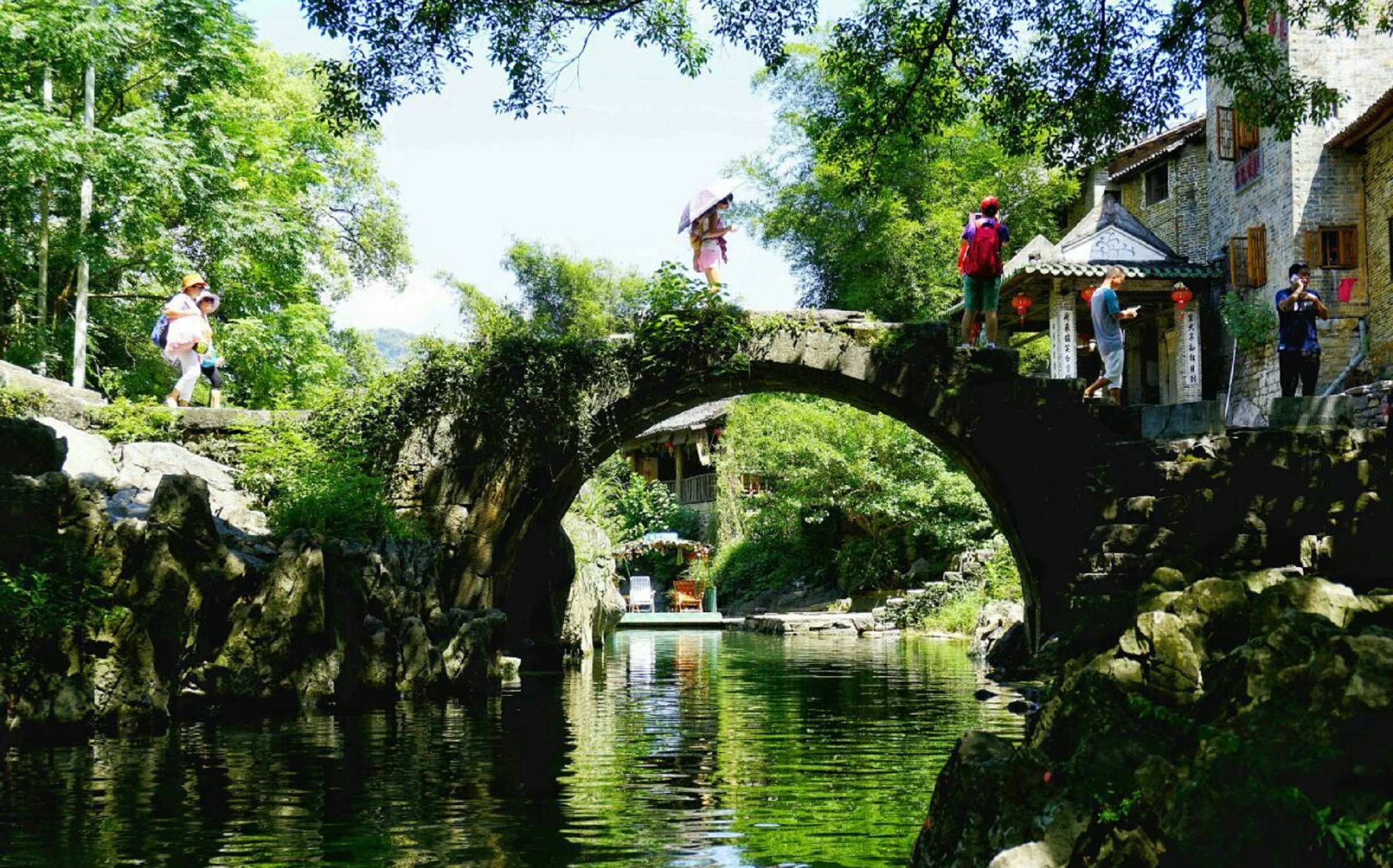  p data-id="gnaut1x2ku">是黄姚古镇15座古桥梁中最大的阶梯石拱桥.