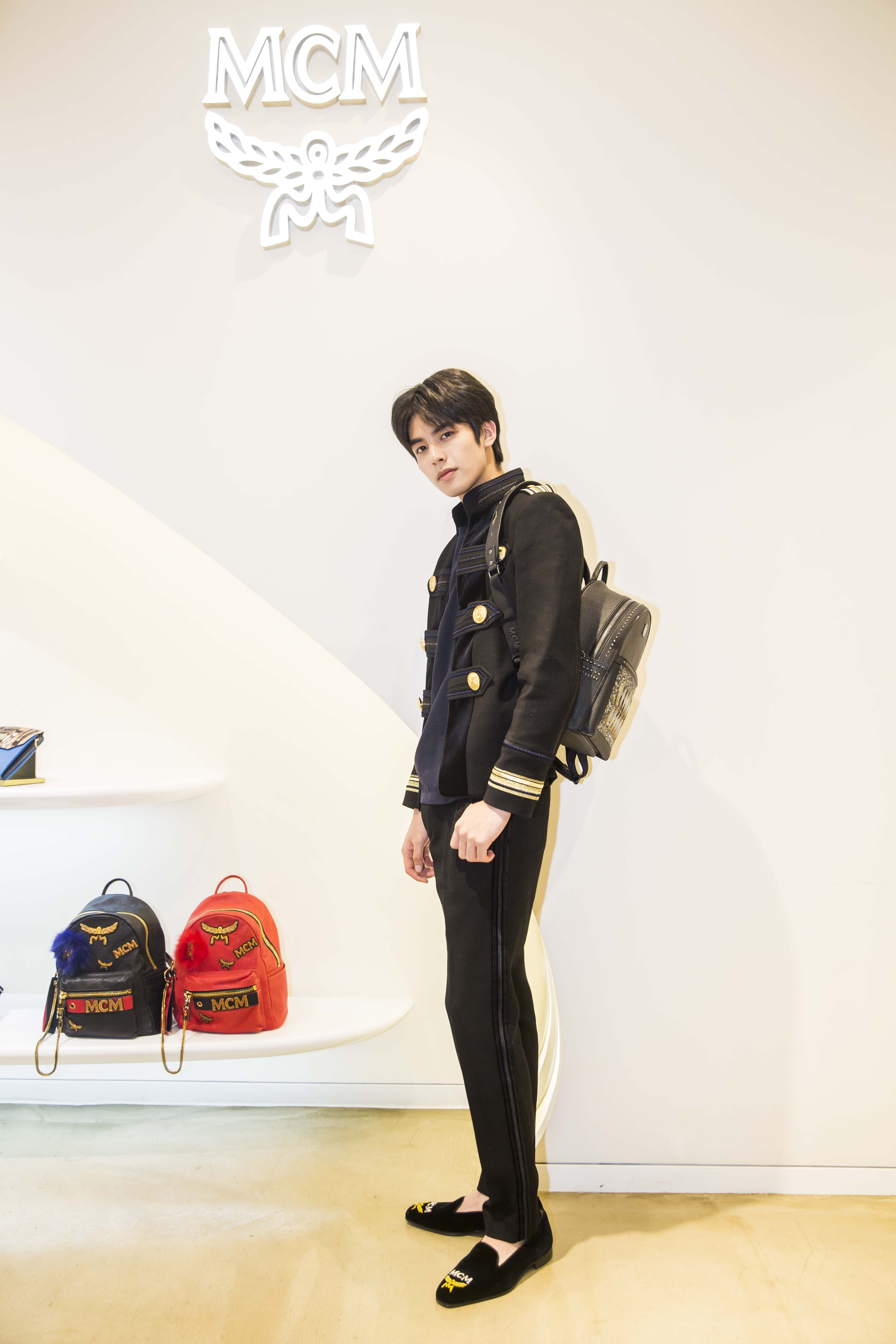  p>宋威龙,1999年3月25日出生于辽宁省大连市,中国内地男演员,模特.