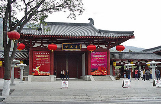 后也称"华清池",位于陕西省西安市 a target="_blank" href="/item