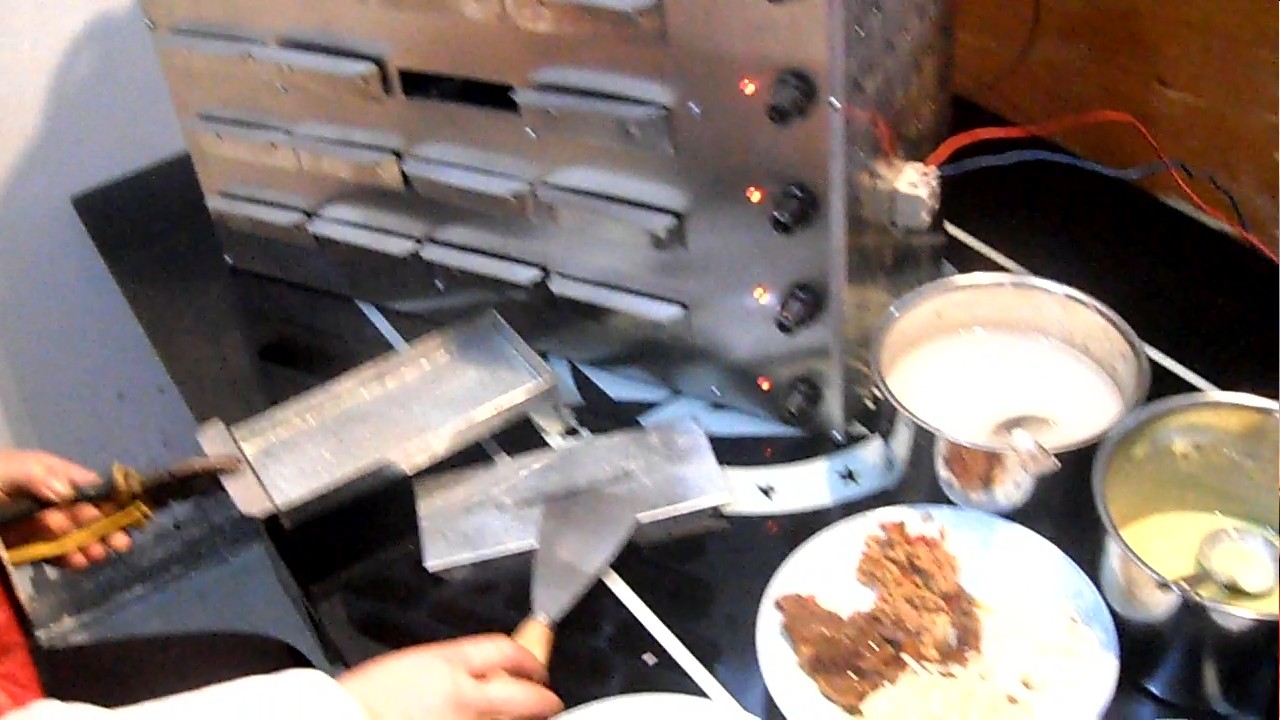  p>新型电热连续式生产锅巴的设备,利用电热丝发热,把大米蒸煮成焦