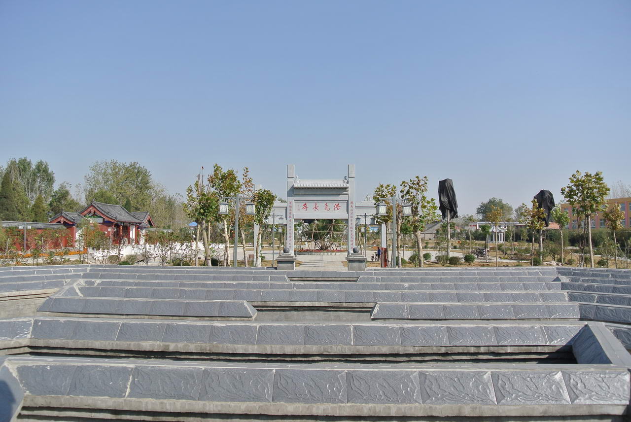 data-lemmaid="7536656">临颍县 /a>南12公里小商桥东300米,世称"忠墓