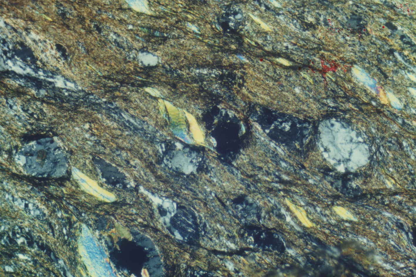  p>糜棱岩(mylonite)  颗粒很细呈条带状分布的动力变质岩.