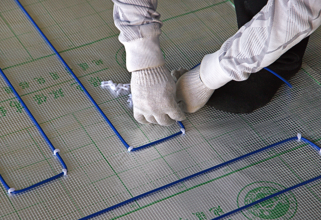 允许工作温度上限65℃发热电缆埋设地板中,以发热电缆为热源加热 a