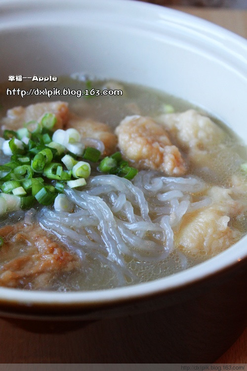  p>酥肉炖线粉,以酥肉块,粉条为主要材料制成. /p>