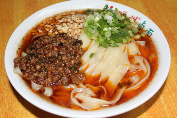  p>磁州卤面又称拽面,是我国冀南磁州一带民间风味小吃. /p>