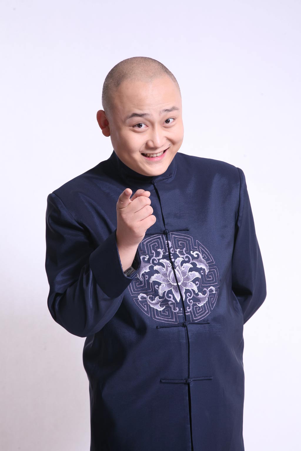 青年相声演员,青年书法家,著名节目主持人,中国曲艺最高奖" a target=