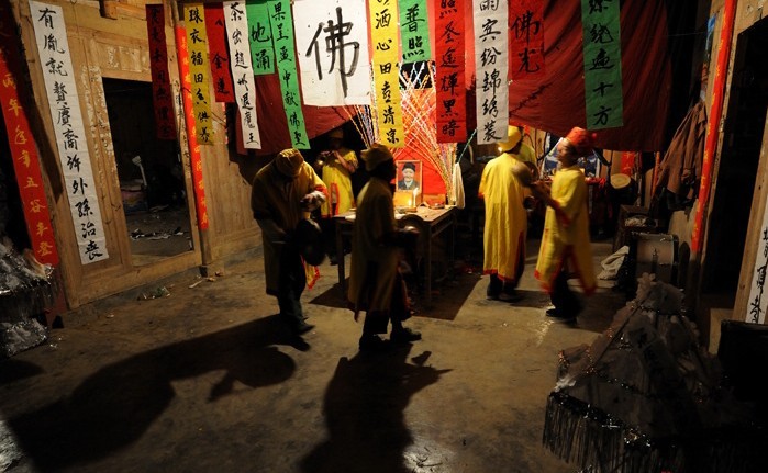  p>打绕棺,又称"穿花舞","跳丧舞","打安庆","穿丧堂"等,由佛教法事