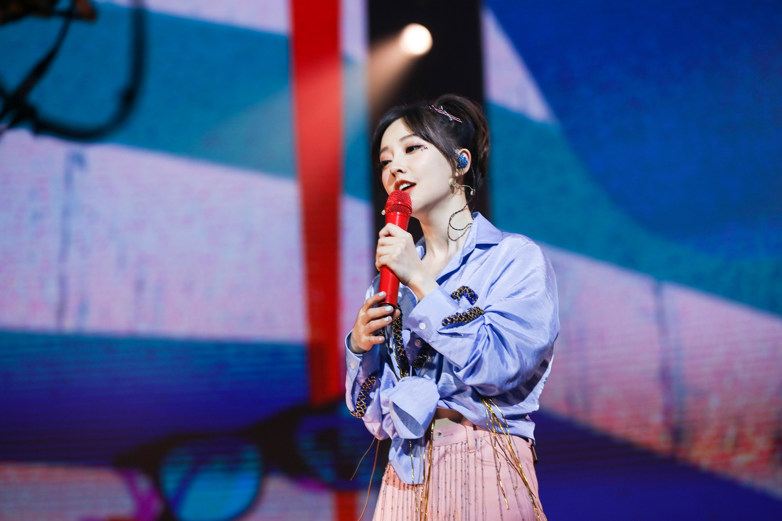  p>冯提莫,本名冯亚男,1991年12月19日出生于重庆市万州区,中国内地女