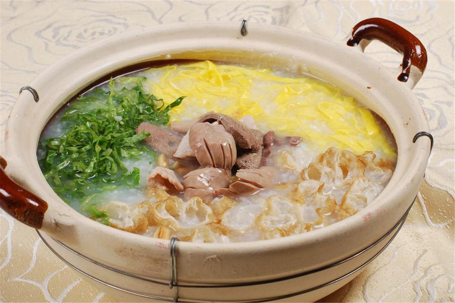  p>状元及第粥是广东省广州市的一道特色小吃,属于粤菜系,该菜品起