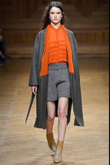 并且喜欢以自然作为主题,同时对于剪裁的准确把握,强调服装的整体美感