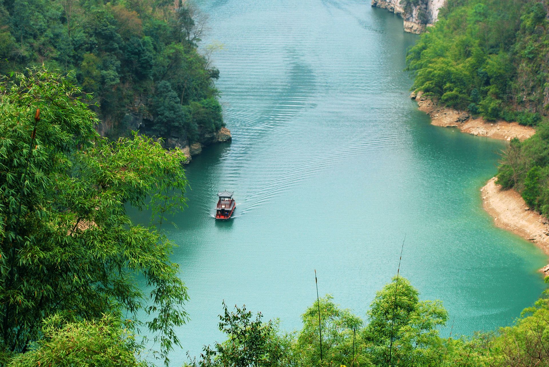 lemmaid="4733">乌江 /a> /b>第一大支流阿蓬江上,是国家3a级旅游景区