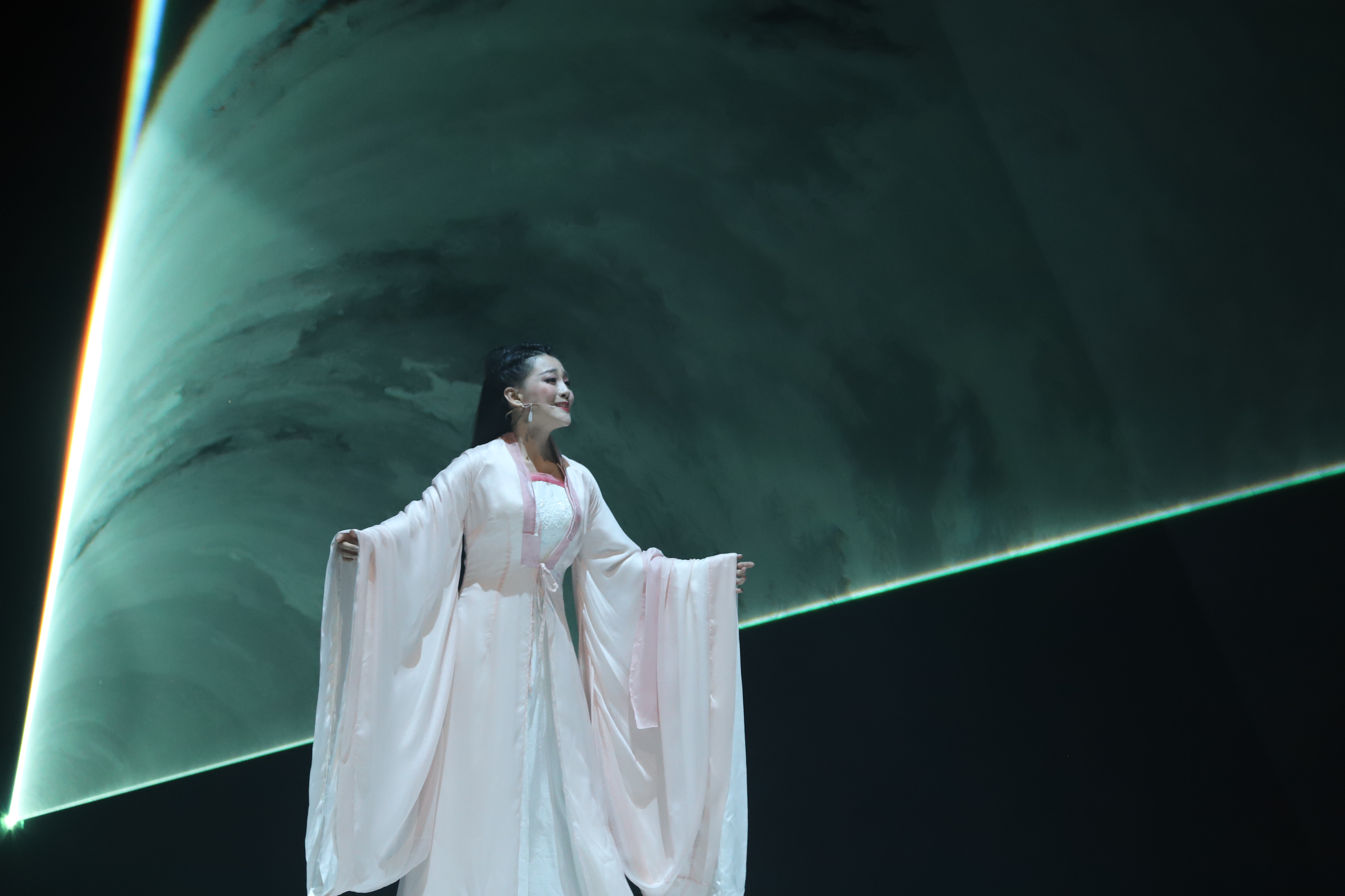  p data-id="gnbsvyninf">曹雪,艺名雪儿,中国内地女歌唱演员, a