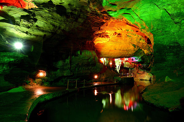 老龙洞景区大部分面积位于 a target="_blank" href="/item/重庆市">