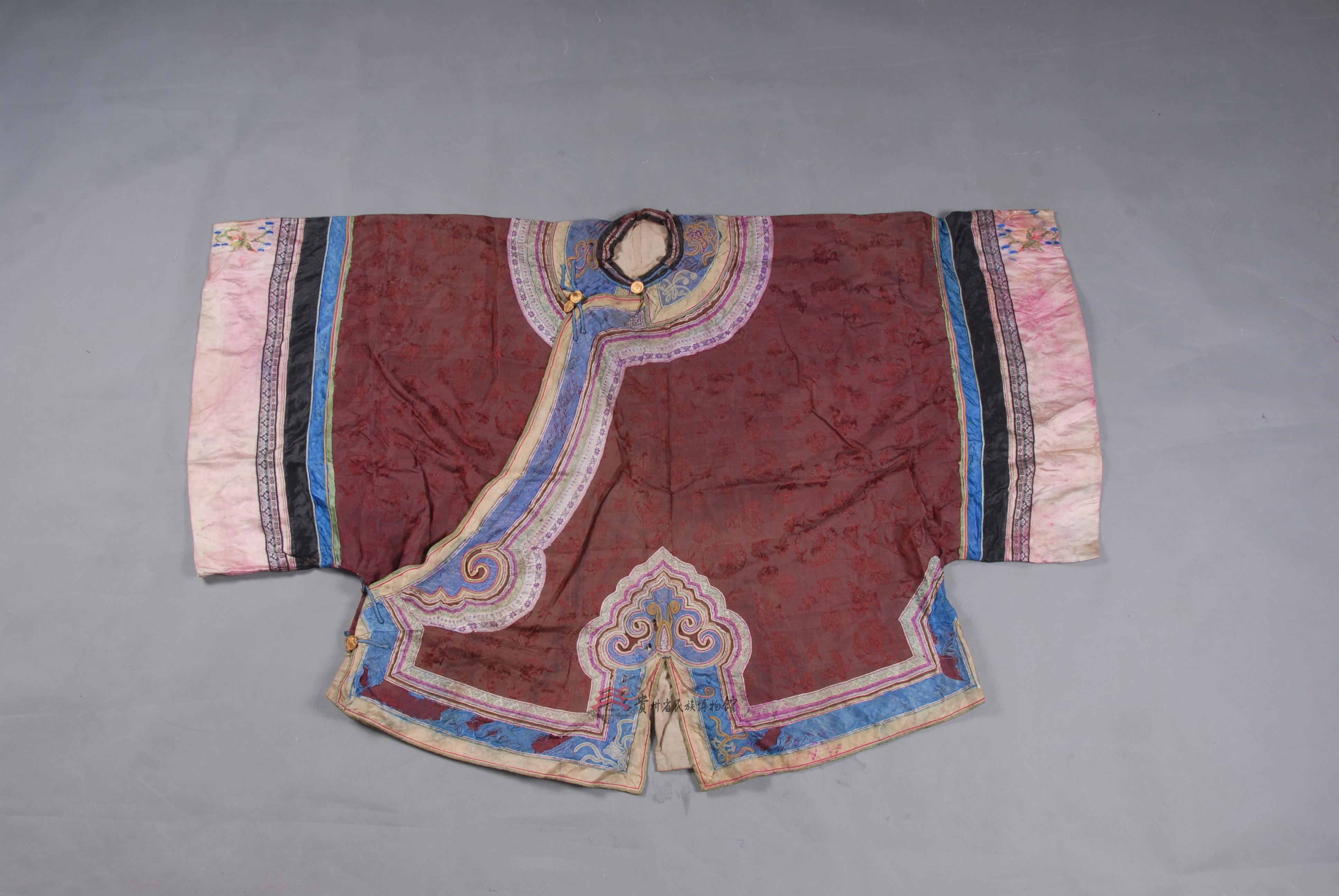 清代湖南汉族褐缎平绣凤戏牡丹纹右衽衣