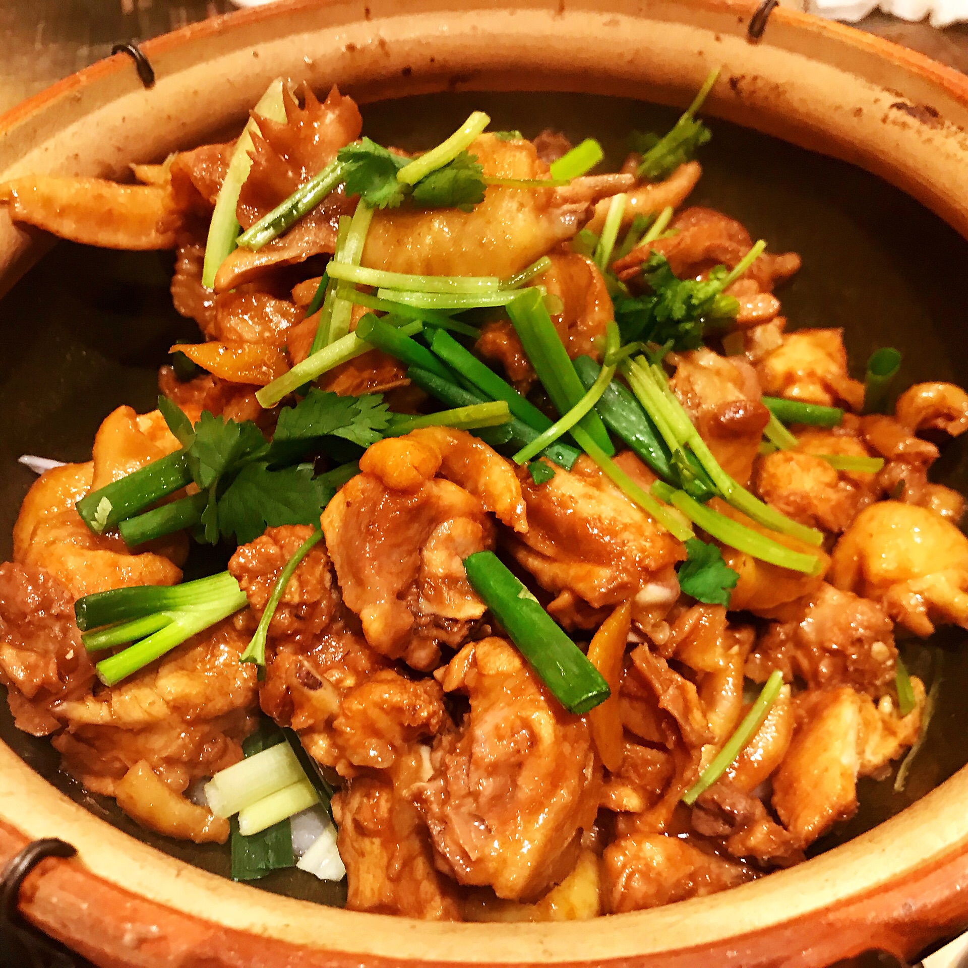 此菜鸡肉酥烂,酸辣味美.