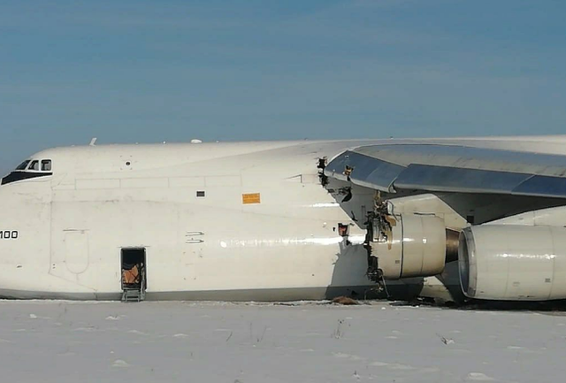 在新西伯利亚紧急迫降,迫降时起落架