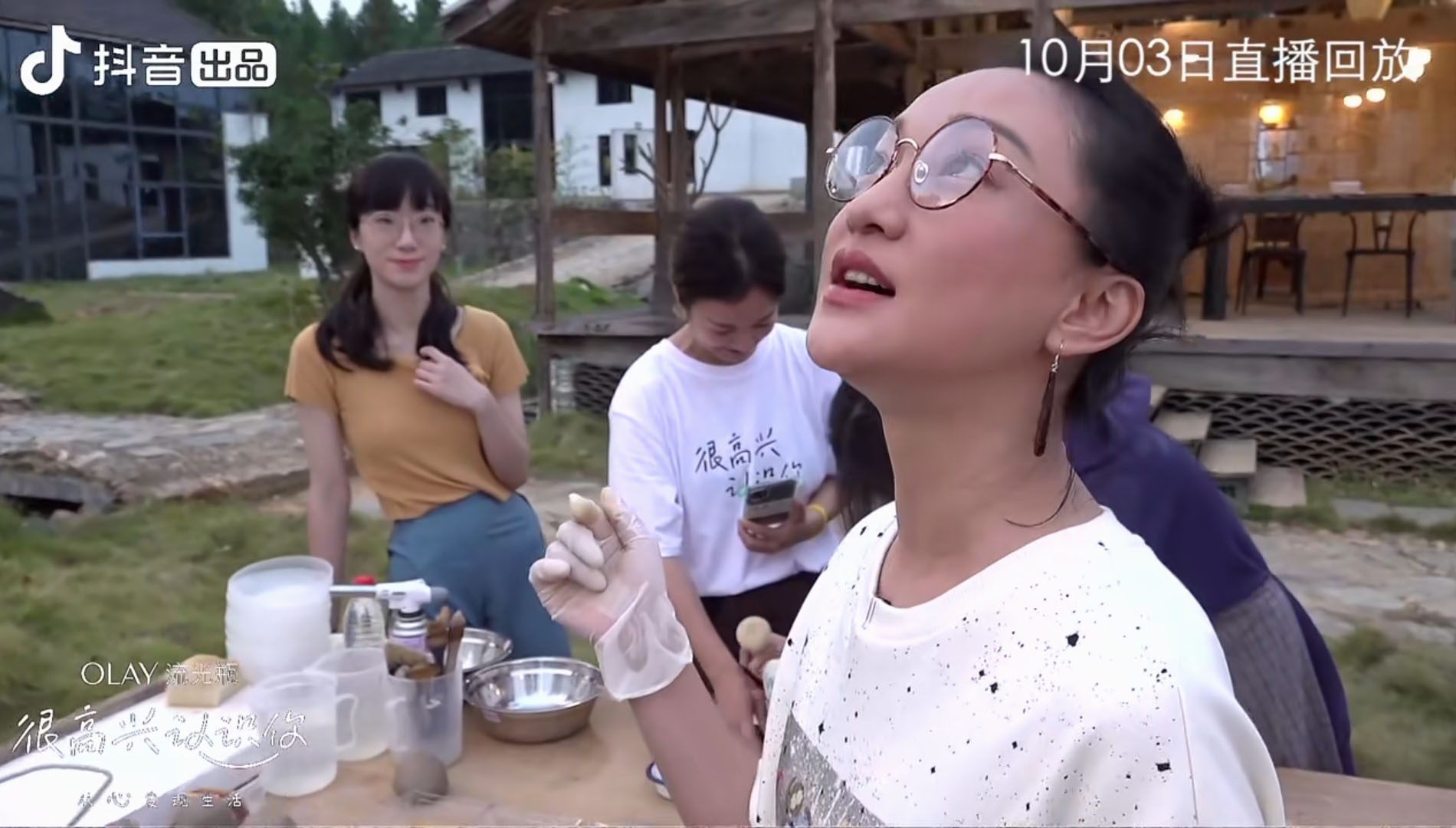 做直播却不卖货，这样随便唱随便吃的周迅太让人羡慕了_百科TA说