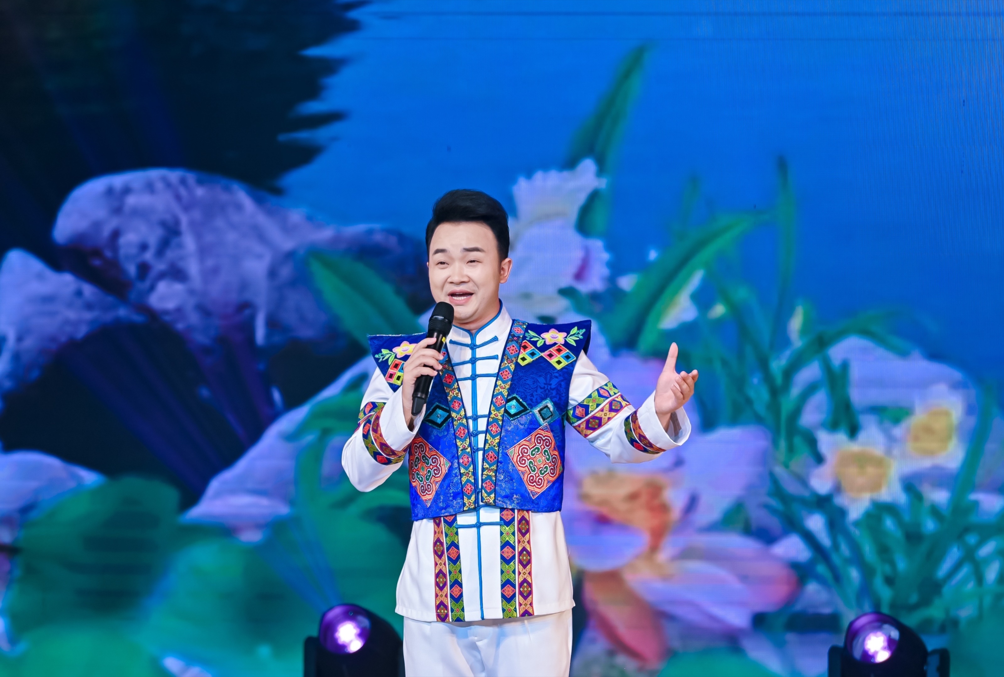 陈朝刚,中国内地青年民族男高音歌唱演员,<