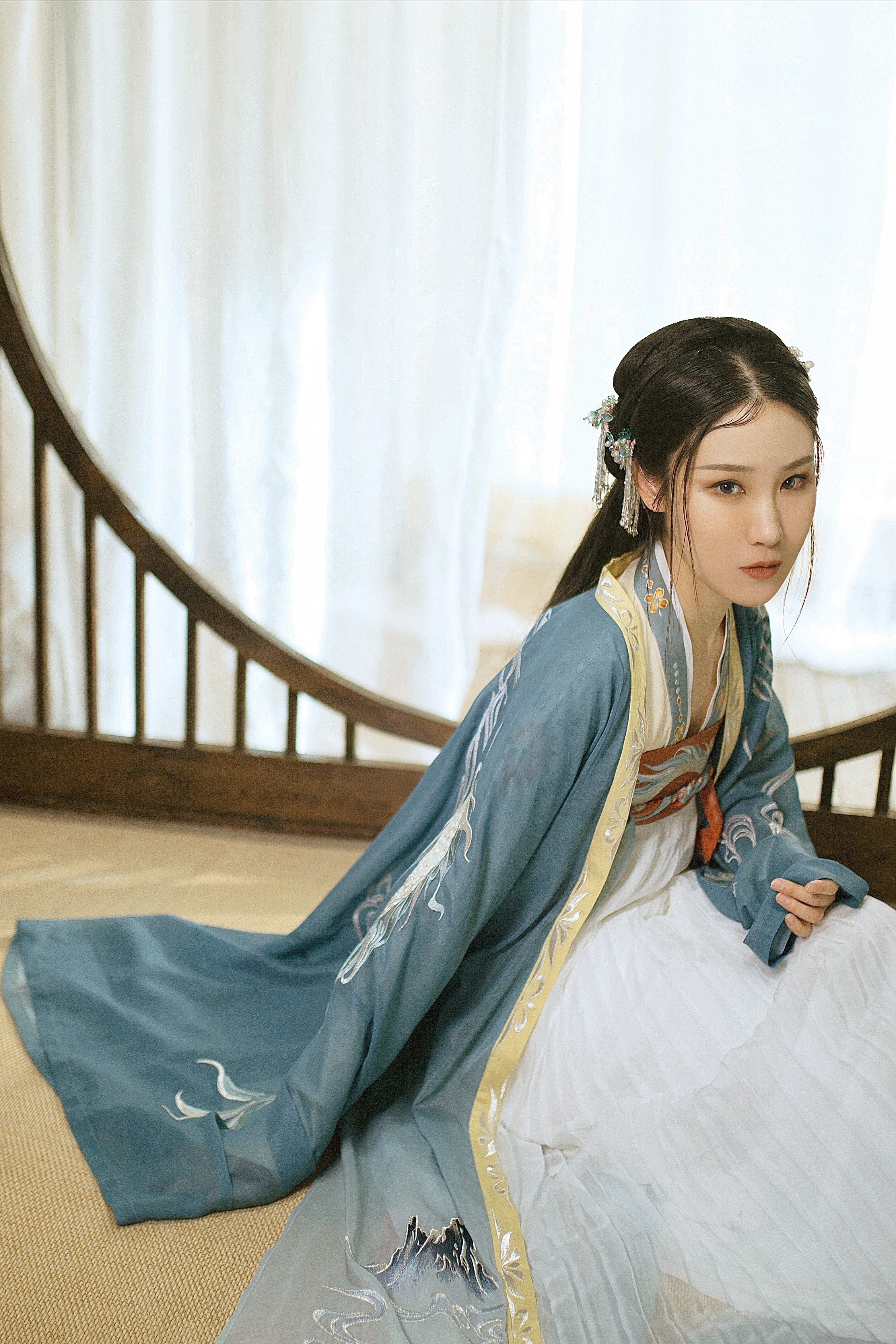 出生于北京,中国内地女 a target="_blank" href="/item/歌手/16693"