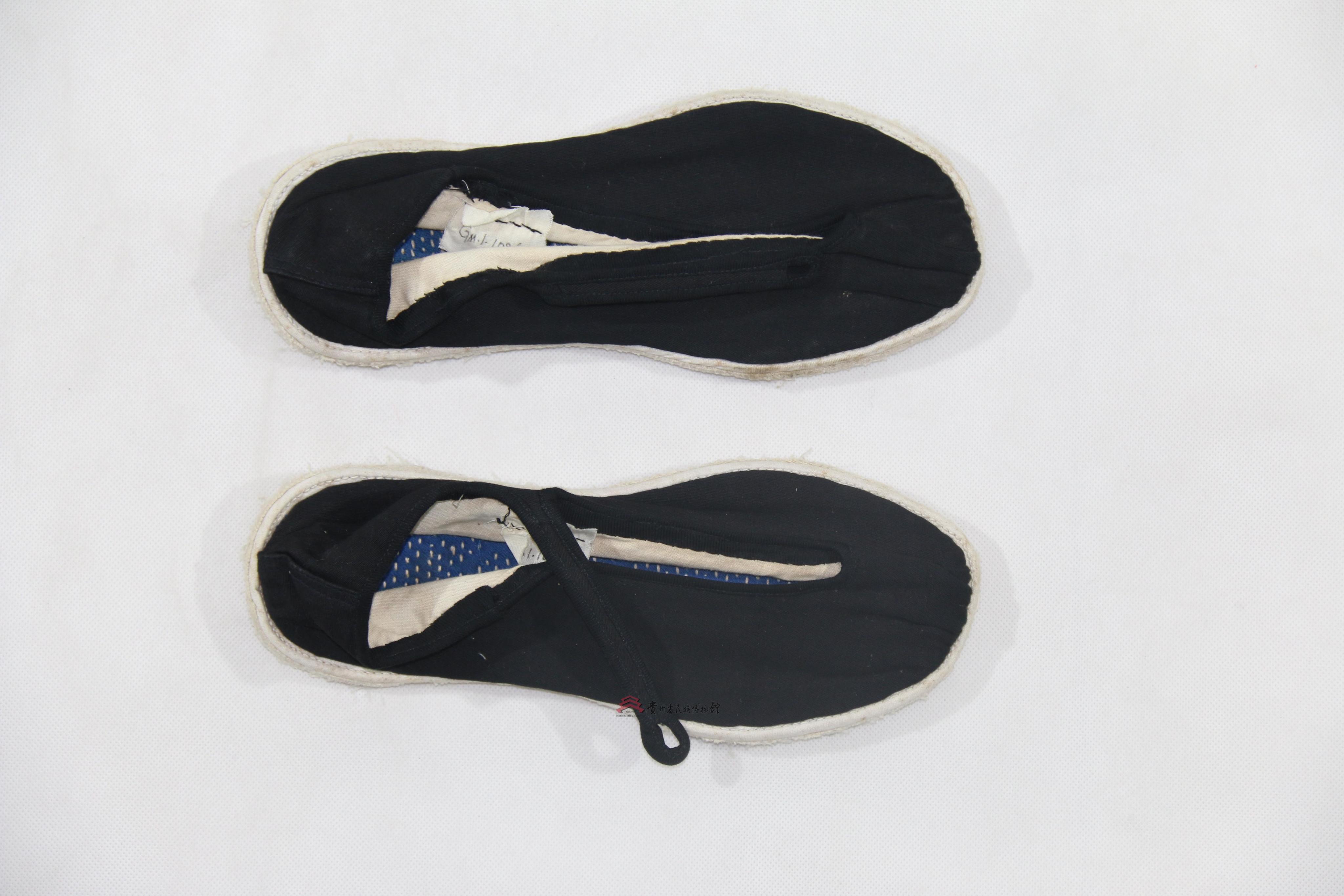 当代镇宁布依族黑布鞋